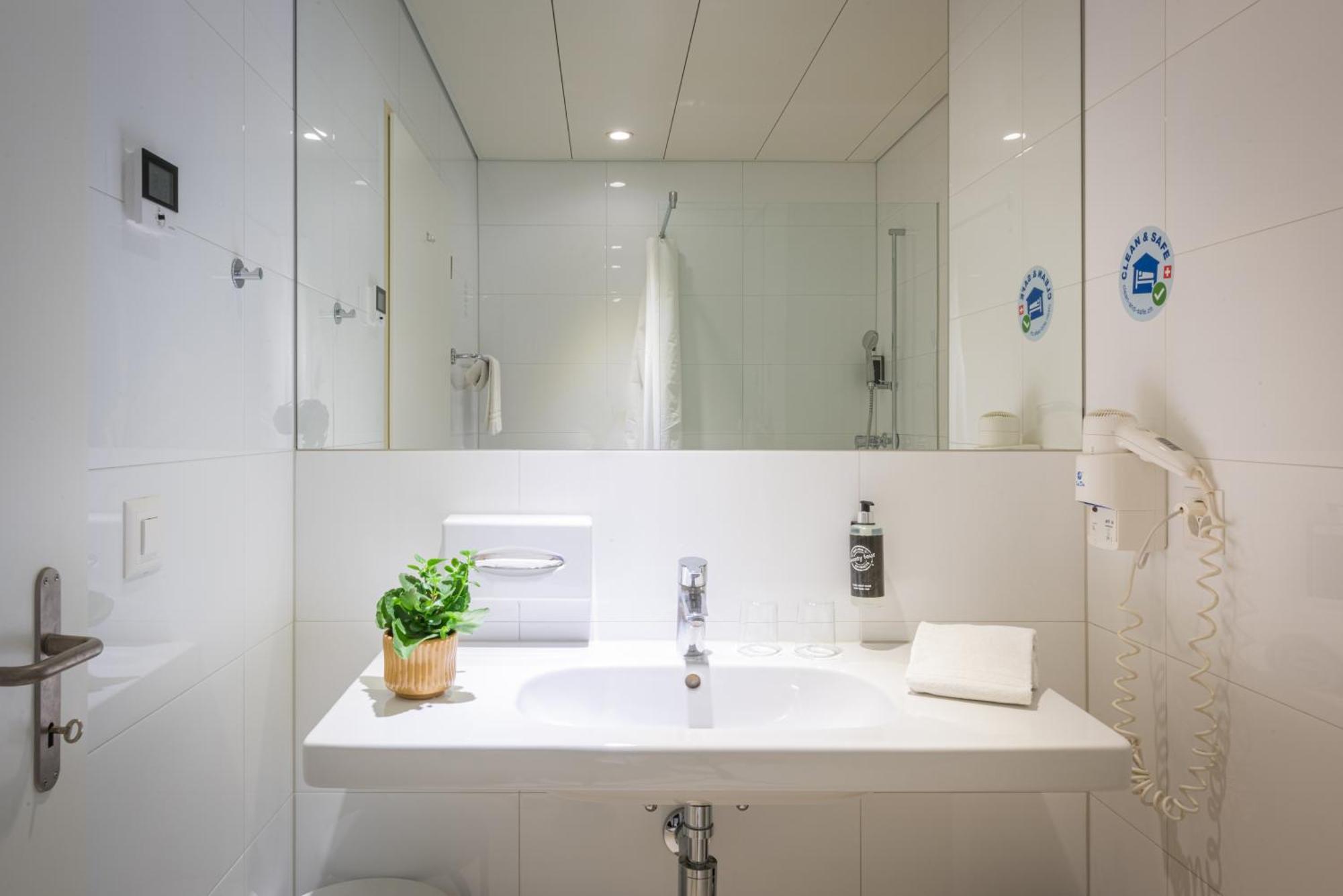 Lorentes Bern Airport 3*
